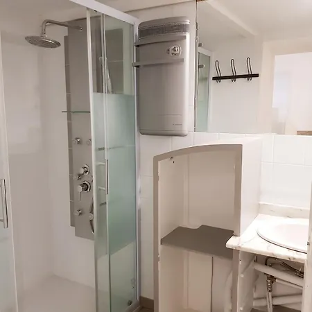Moderne A Montagnac-montpezat - 32 M² Tranquille مونتاينا